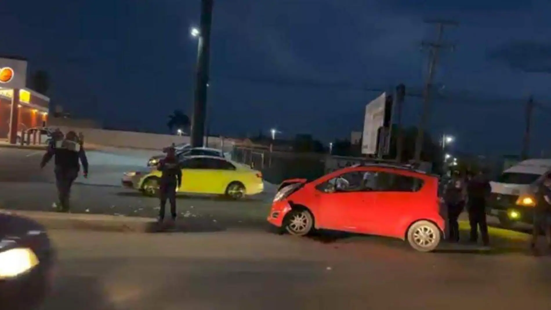 Un accidente automovilístico ocurrió durante la noche del pasado jueves en el crucero Cuatro Caminos en Izúcar de Matamoros